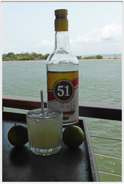 Notre bateau et ses apéros ... favorables à la sieste