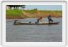 Excursion avec les canots sur des affluents de l'Amazone