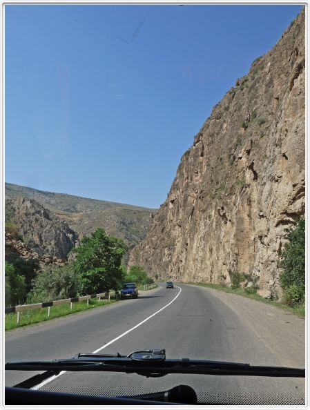 Descente du col du Vorotan, vers Yeghegnadzor