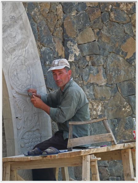 Areni. Artisan sculpteur