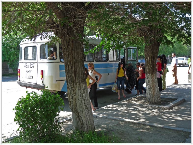 Gyumri. Arrêt de bus.