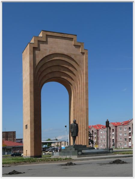 Gyumri. Monument Charles Aznavour