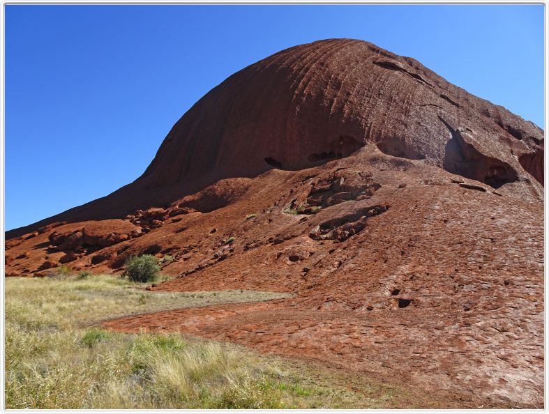 Nous entreprenons, à pieds, le tour d'Ayers Rock