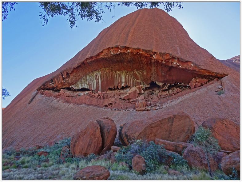 Nous entreprenons, à pieds, le tour d'Ayers Rock