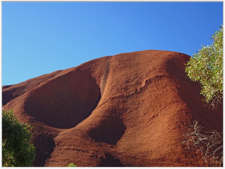 Nous entreprenons, à pieds, le tour d'Ayers Rock