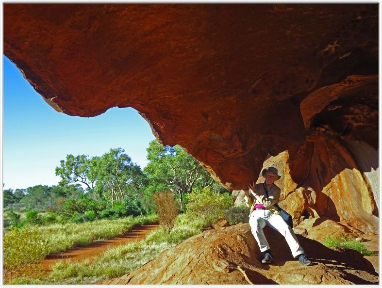 Nous entreprenons, à pieds, le tour d'Ayers Rock