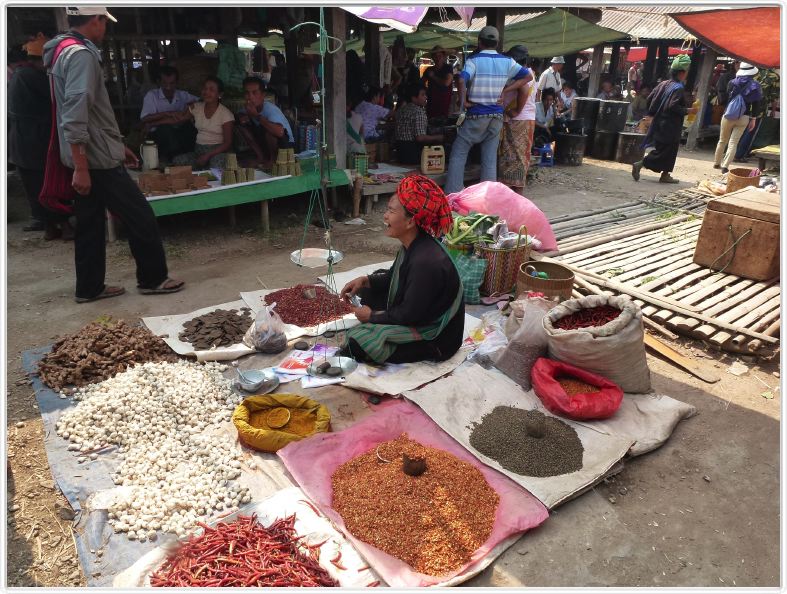 Marché de Nan Pan au bord du Lac Inle