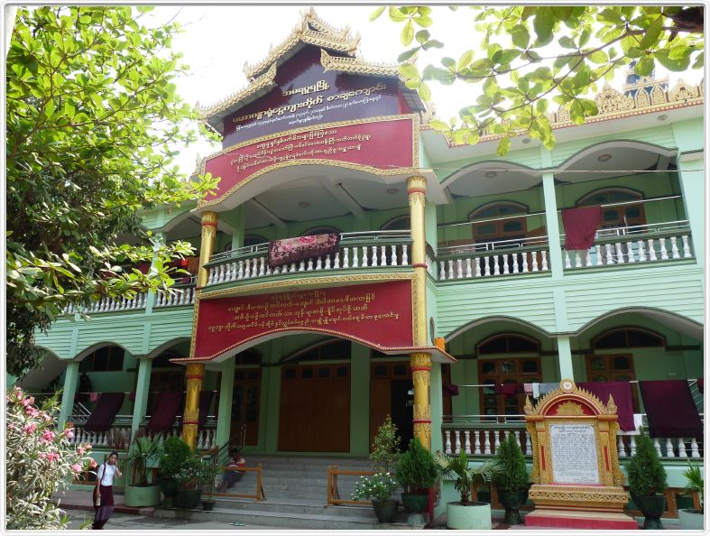 Mandalay (Amarapura). Le monastère Mahagandayon.
