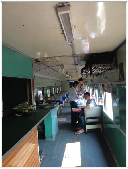 Le train de Mandalay à Rangoun (Yangon).