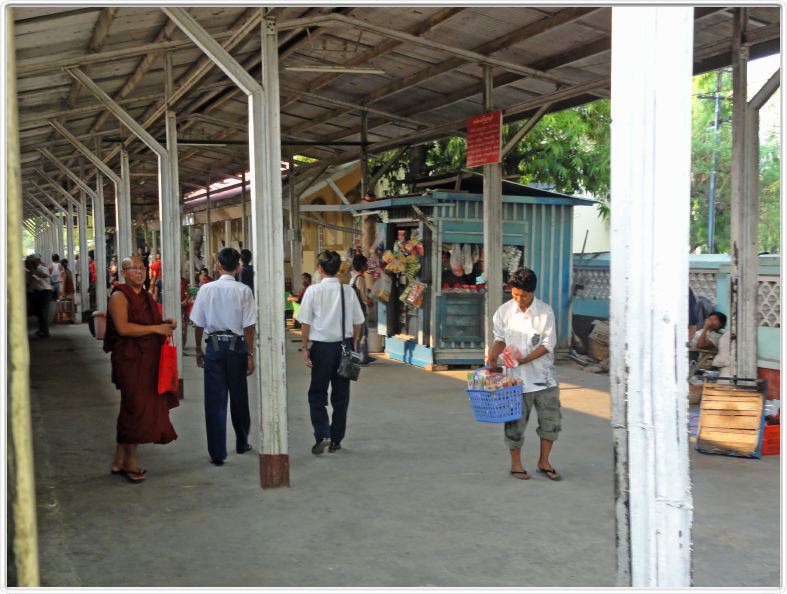 Le train de Mandalay à Rangoon (Yangon).