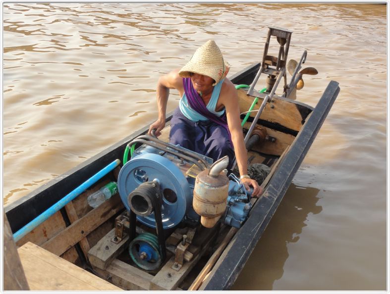 Nyaung shwe. Embarquement sur des pirogues pour le Lac Inle. 