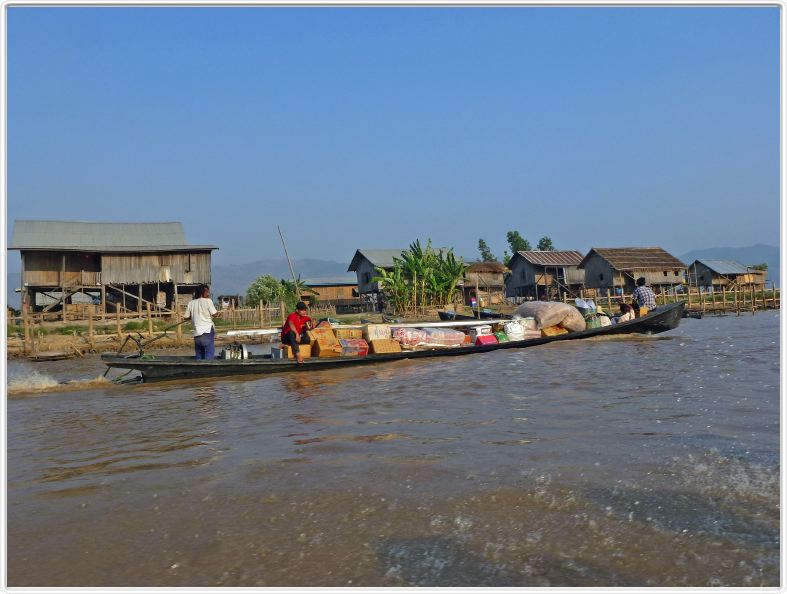 Le long du canal qui mène au Lac Inle.