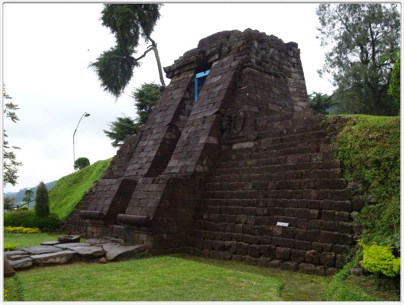Berjo. Temple hindou de Candi Sukuh du XVe siècle.