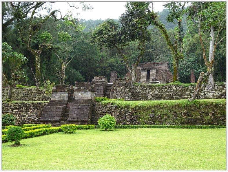 Berjo. Temple hindou de Candi Sukuh du XVe siècle.