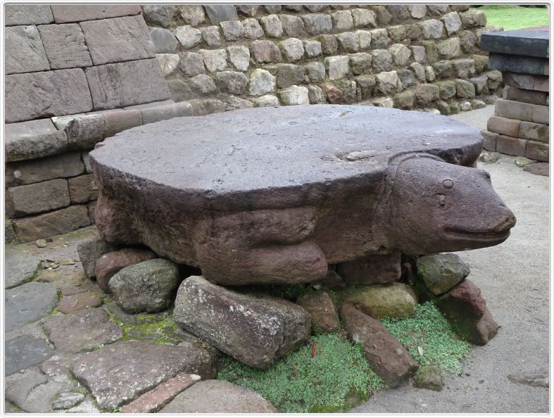 Berjo. Temple hindou de Candi Sukuh du XVe siècle.