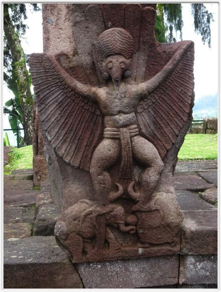 Berjo. Temple hindou de Candi Sukuh du XVe siècle.