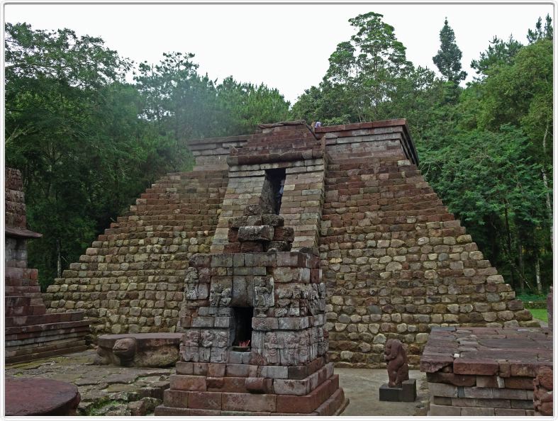 Berjo. Temple hindou de Candi Sukuh du XVe siècle.