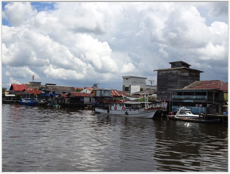 Nous remontons la rivière Kumai (Borneo)