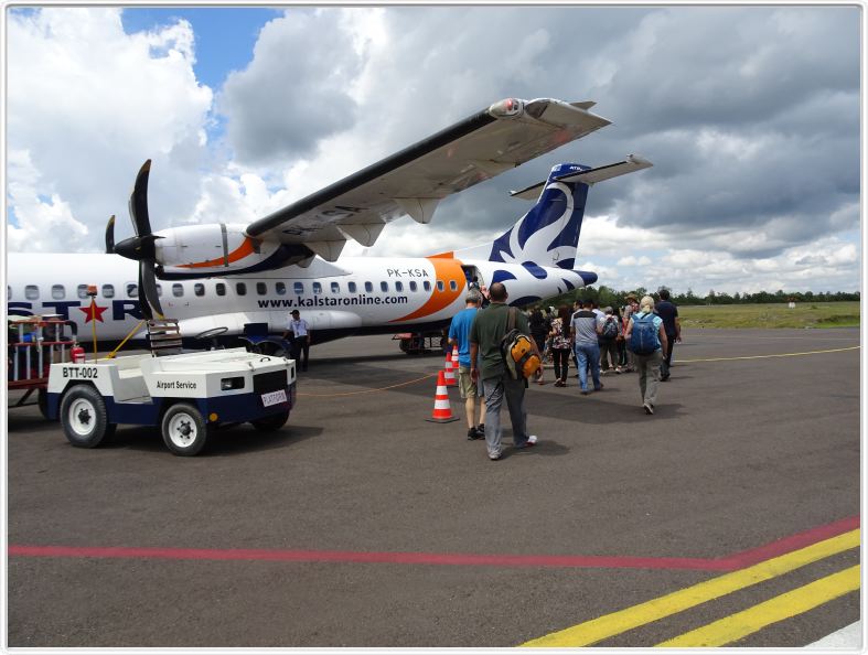 Nous prenons l'avion à Pangkalan Bun (Borneo) pour Surabaya (Java).