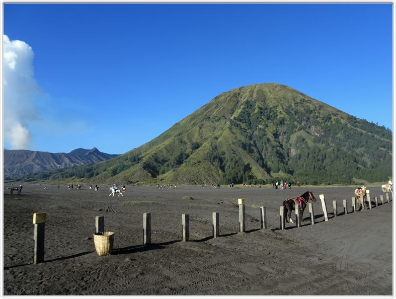 Début de l'ascension de Mont Bromo. Vue sur le Batok.