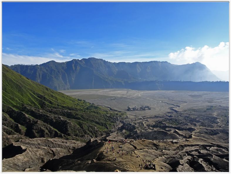 Descente du Mont Bromo depuis le bord du cratère.
