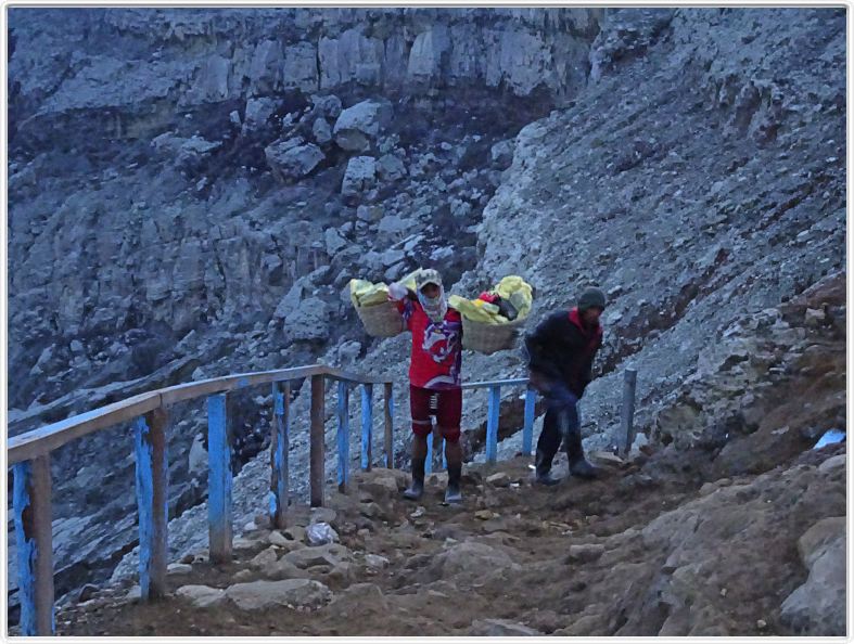 Au bord du cratère du volcan Ijen.