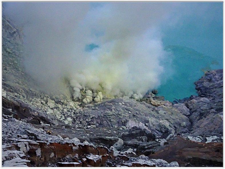 Au bord du cratère du volcan Ijen.