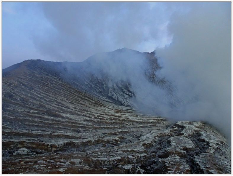 Au bord du cratère du volcan Ijen.