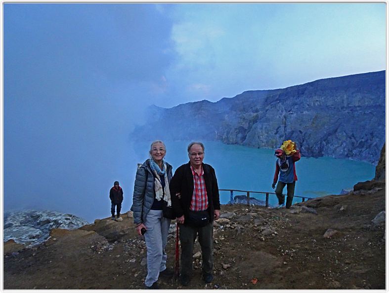 Au bord du cratère du volcan Ijen.