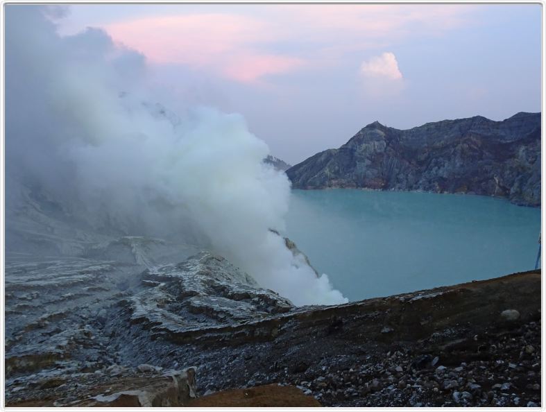 Au bord du cratère du volcan Ijen.