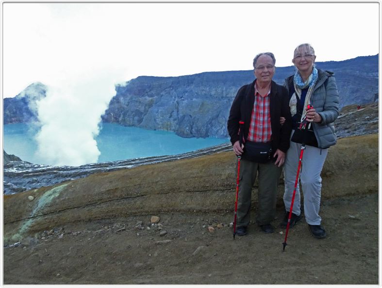 Au bord du cratère du volcan Ijen.