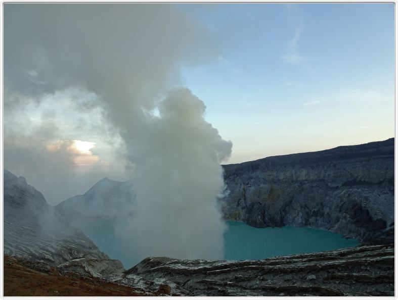 Au bord du cratère du volcan Ijen.