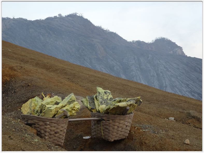 Au bord du cratère du volcan Ijen.