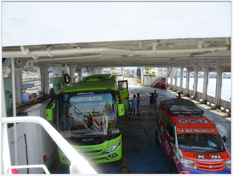 Nous prenons le ferry pour le port de Gilimanuk à Bali.