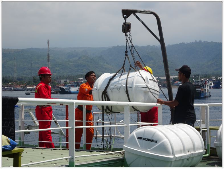 Nous prenons le ferry pour le port de Gilimanuk à Bali.