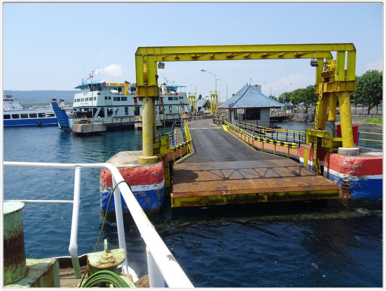 Nous prenons le ferry pour le port de Gilimanuk à Bali.