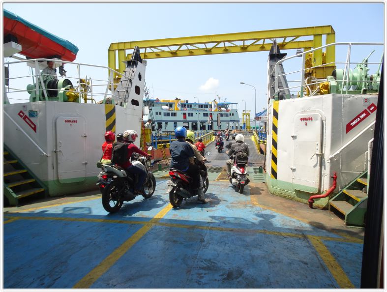 Nous prenons le ferry pour le port de Gilimanuk à Bali.
