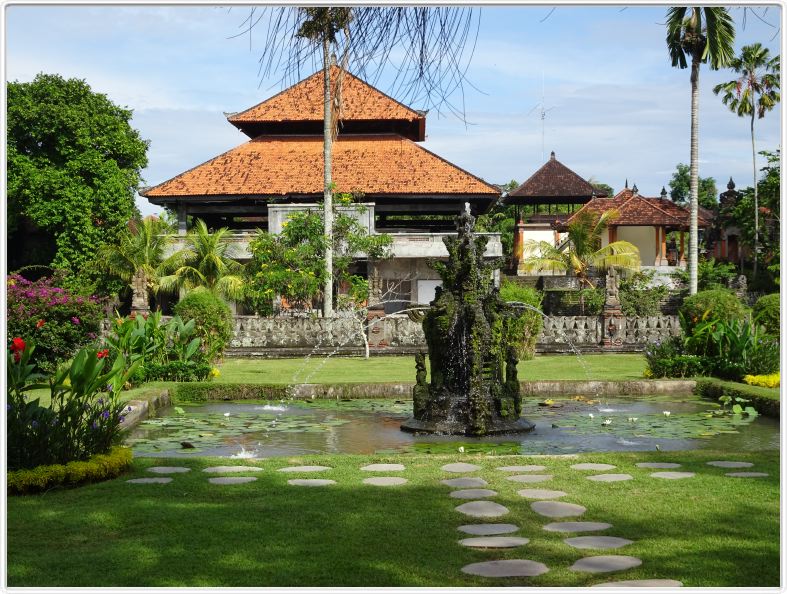 Nous visitons le temple de Taman Ayun à Mengwi.