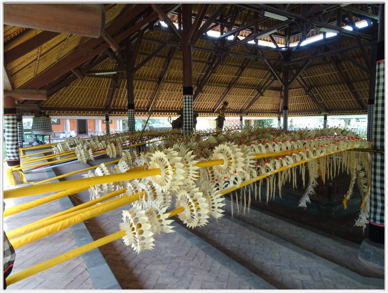 Nous visitons le temple de Taman Ayun à Mengwi.