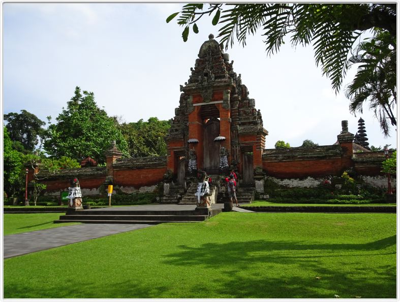 Nous visitons le temple de Taman Ayun à Mengwi.