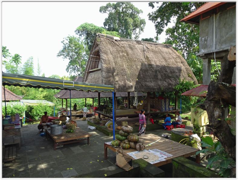 Nous visitons le temple de Taman Ayun à Mengwi.