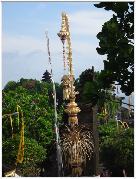 Le temple de Tenah Lot (Au bord de l'Océan indien).