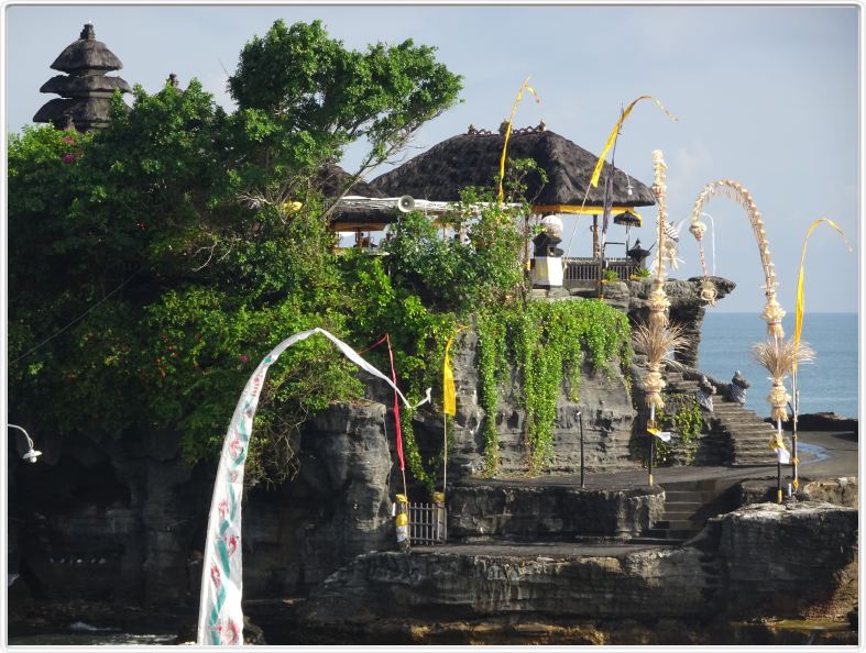 Le temple de Tenah Lot (Au bord de l'Océan indien).