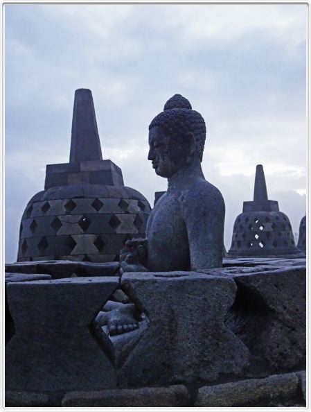 Temple de Borobudur (bouddhiste) au lever du jour.