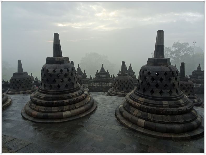 Temple de Borobudur (bouddhiste) au lever du jour.