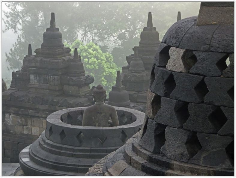 Temple de Borobudur (bouddhiste) au lever du jour.