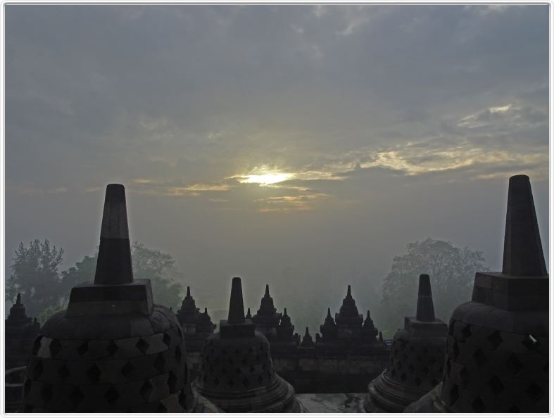 Temple de Borobudur (bouddhiste) au lever du jour.