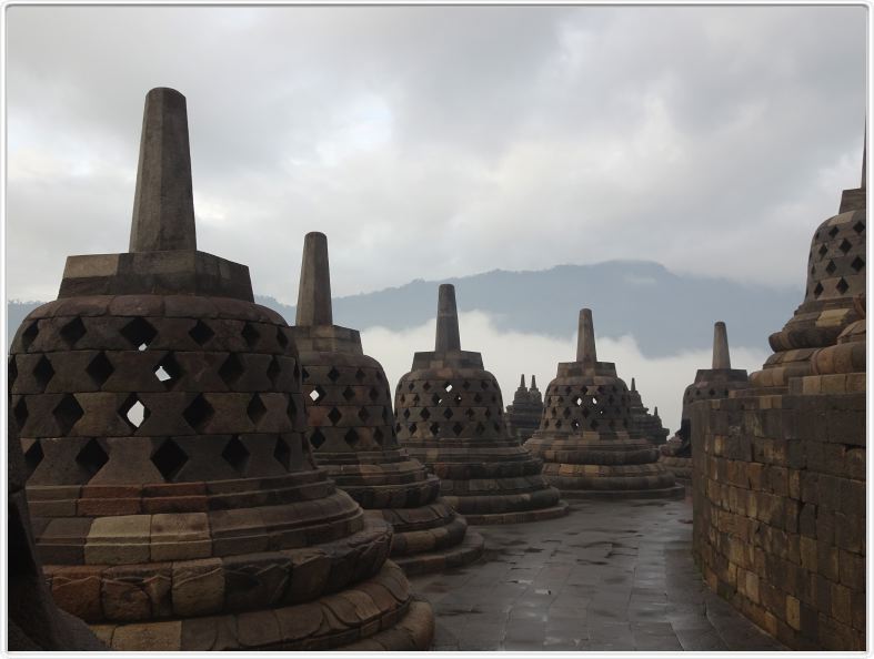 Temple de Borobudur (bouddhiste) au lever du jour.