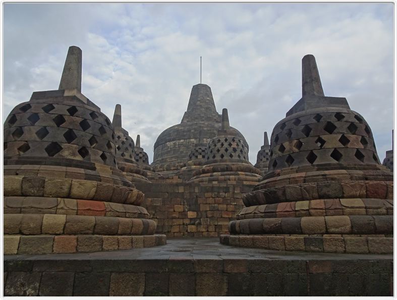 Temple de Borobudur (bouddhiste) au lever du jour.