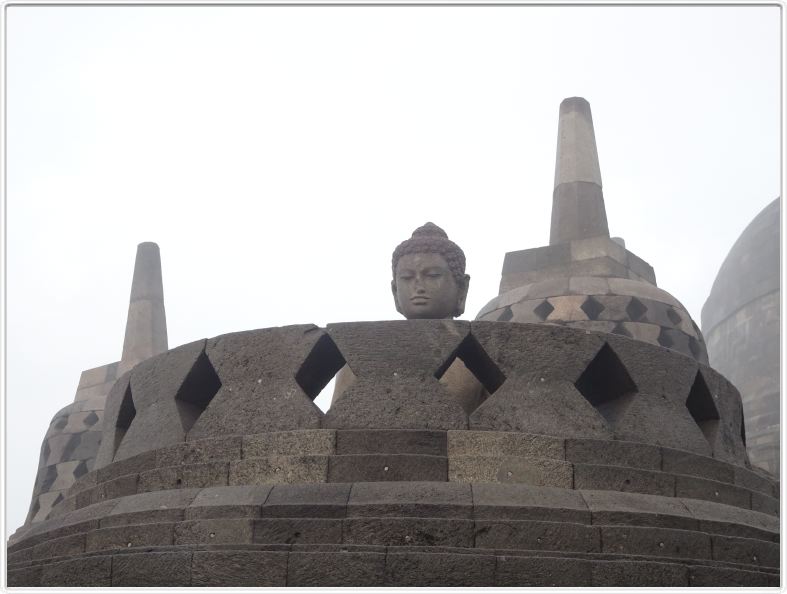 Temple de Borobudur (bouddhiste) au lever du jour.